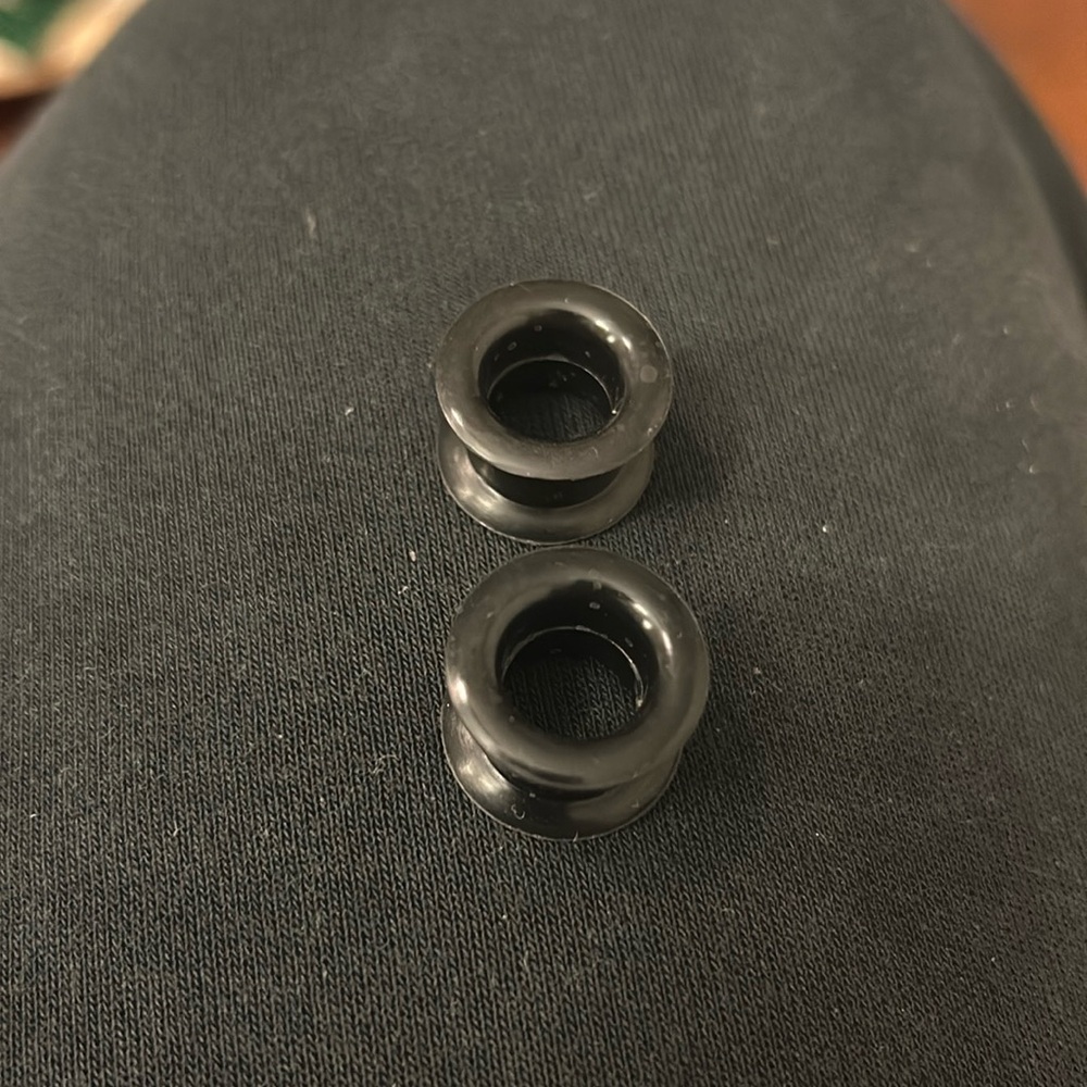 Silicone eyelet tunnels black